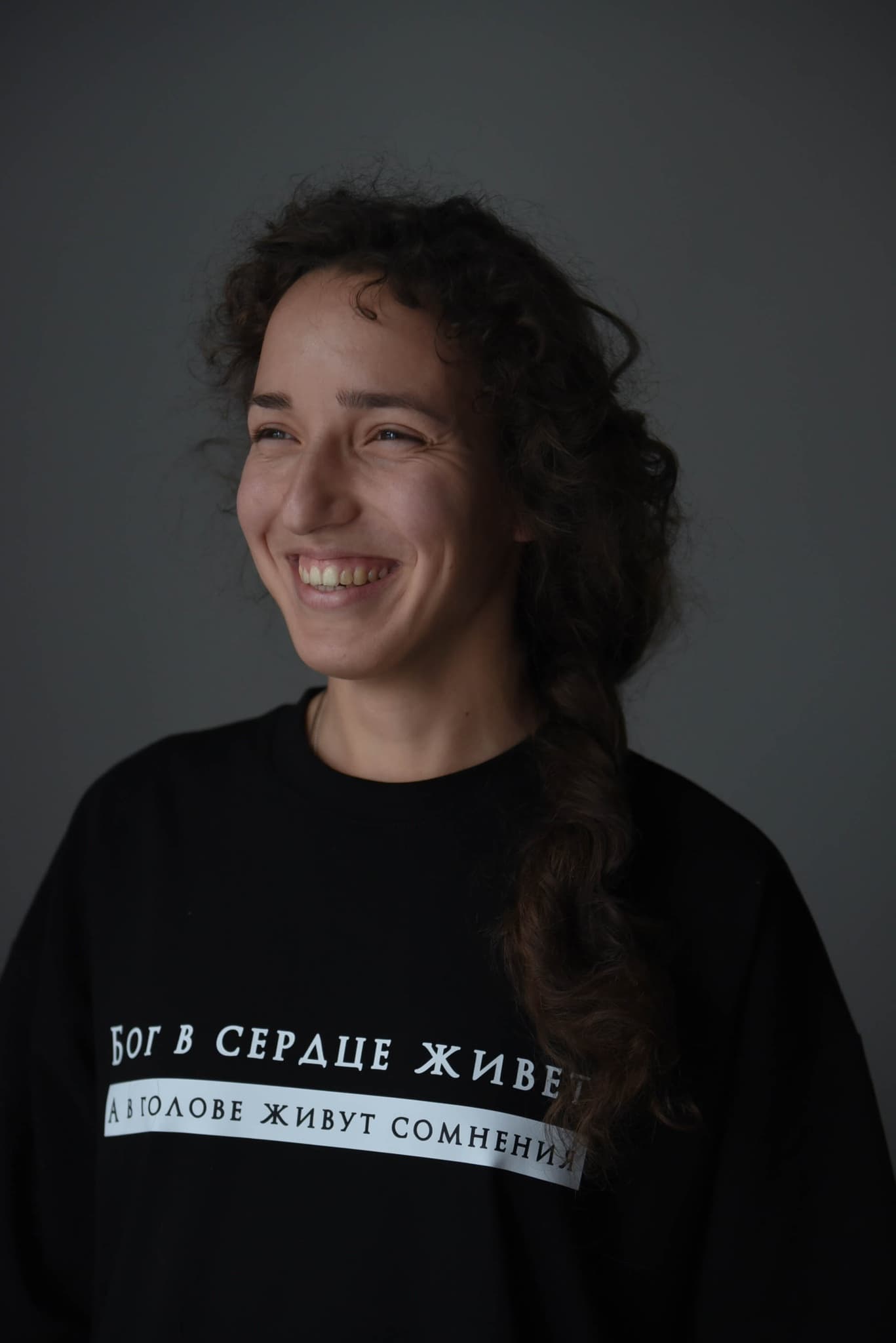 Футболка "Бог в сердце живет. А в голове живут сомнения"