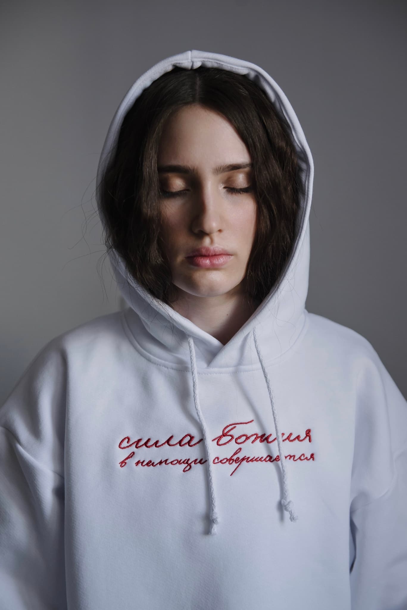 Худи с вышивкой "Сила Божия в немощи совершается" (курсив) image 1
