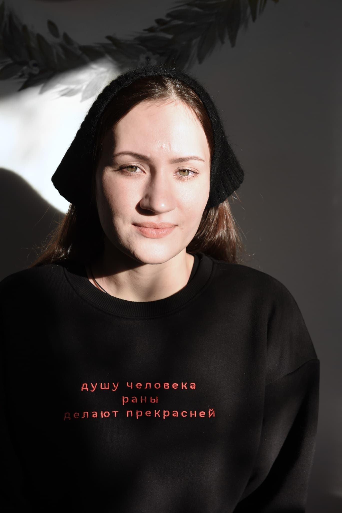 Свитшот с вышивкой "Душу человека раны делают прекрасней" image 1