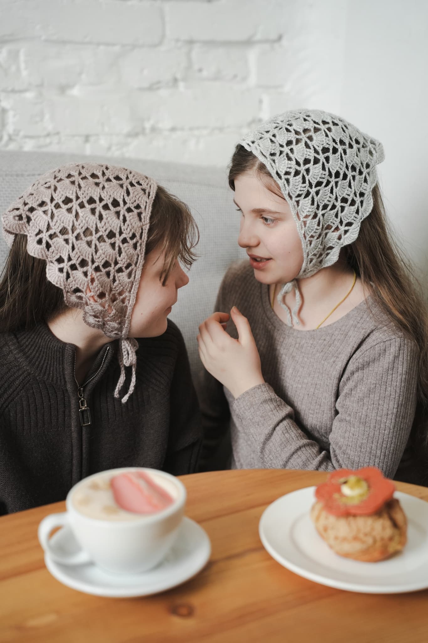 Вязаная косынка вишневая image 10