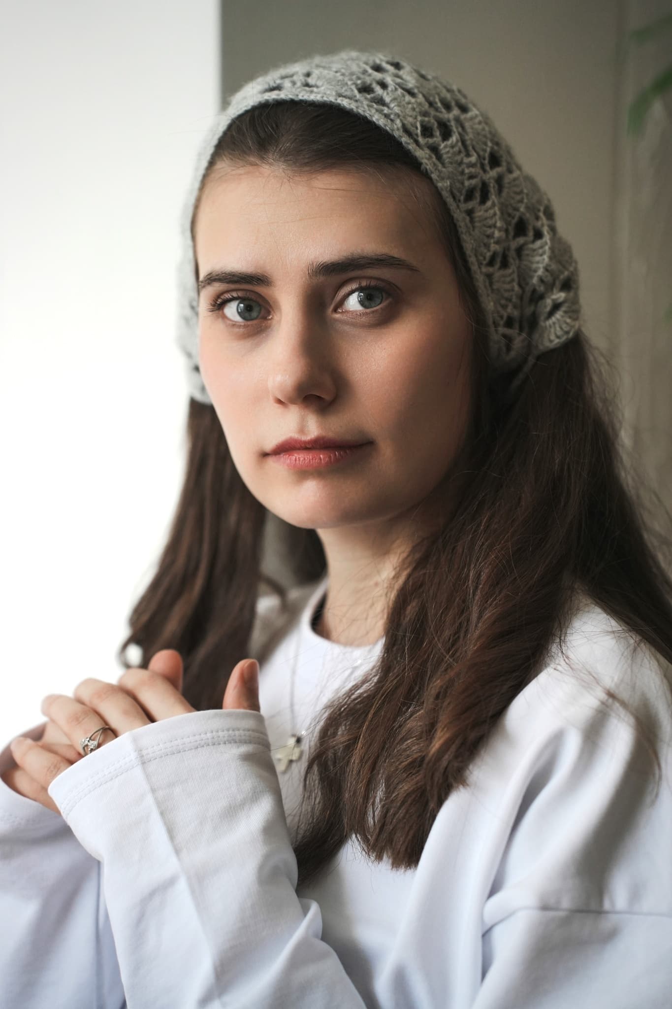 Вязаная косынка вишневая image 18