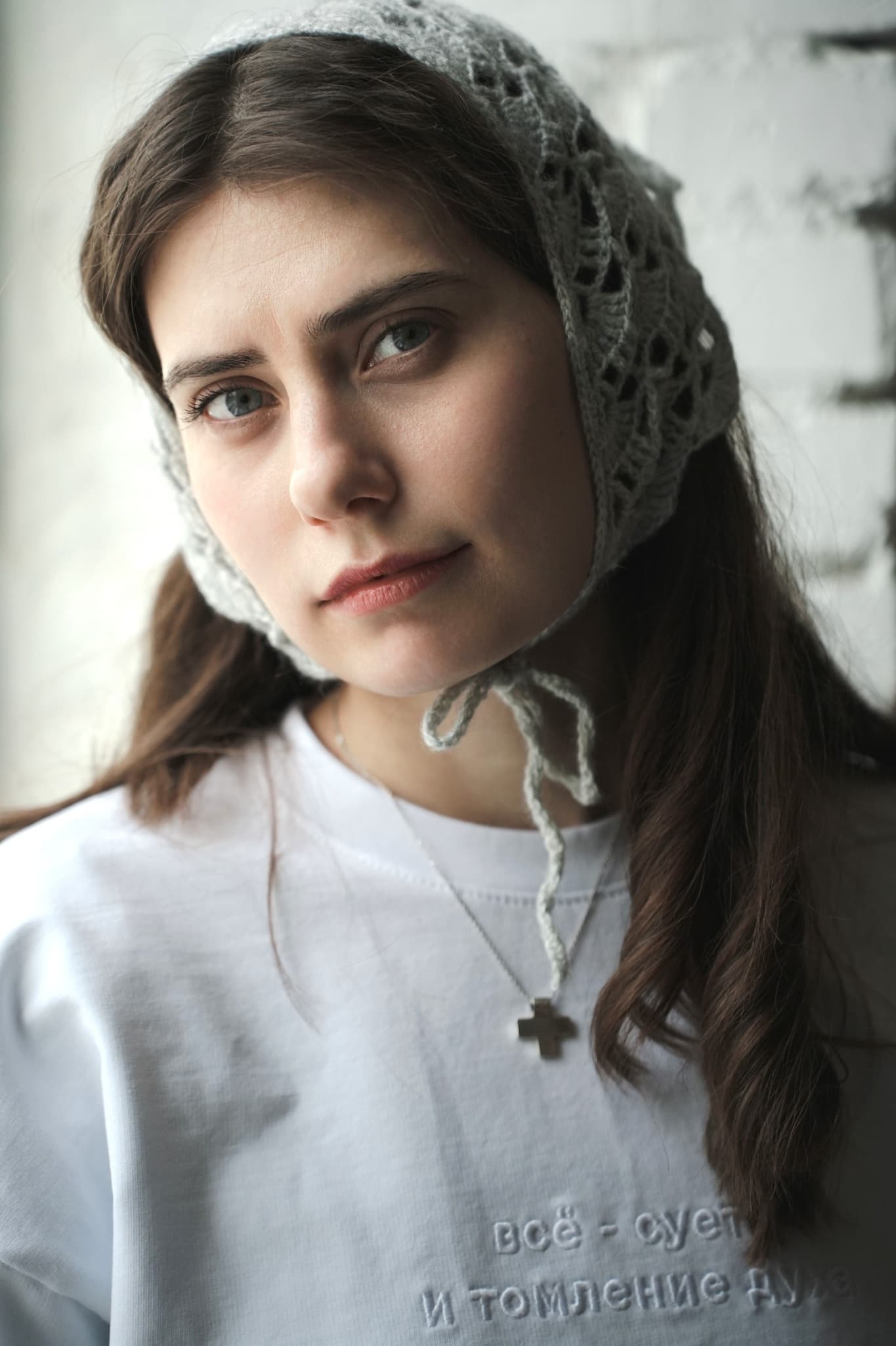 Вязаная косынка вишневая image 8