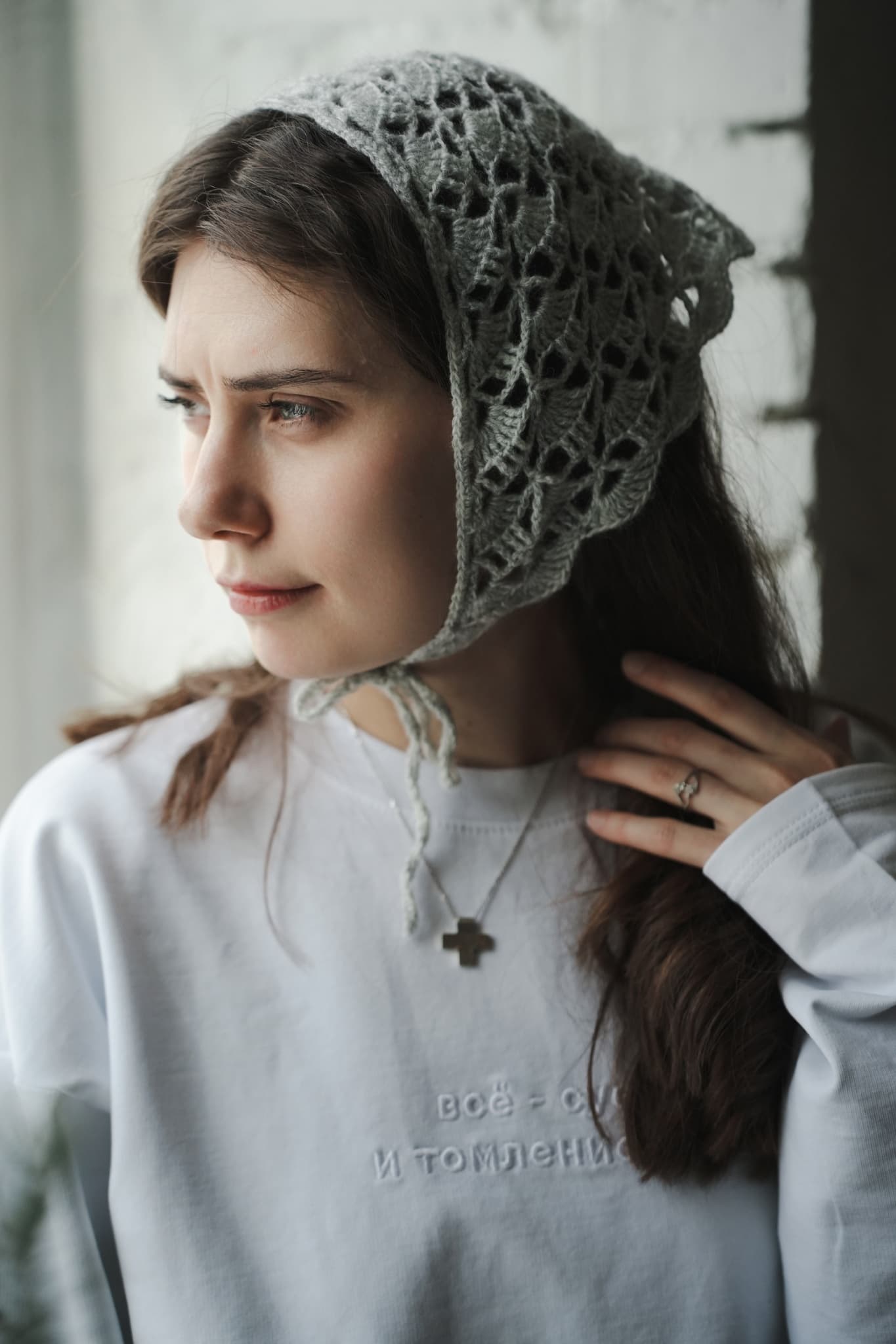 Вязаная косынка вишневая image 11