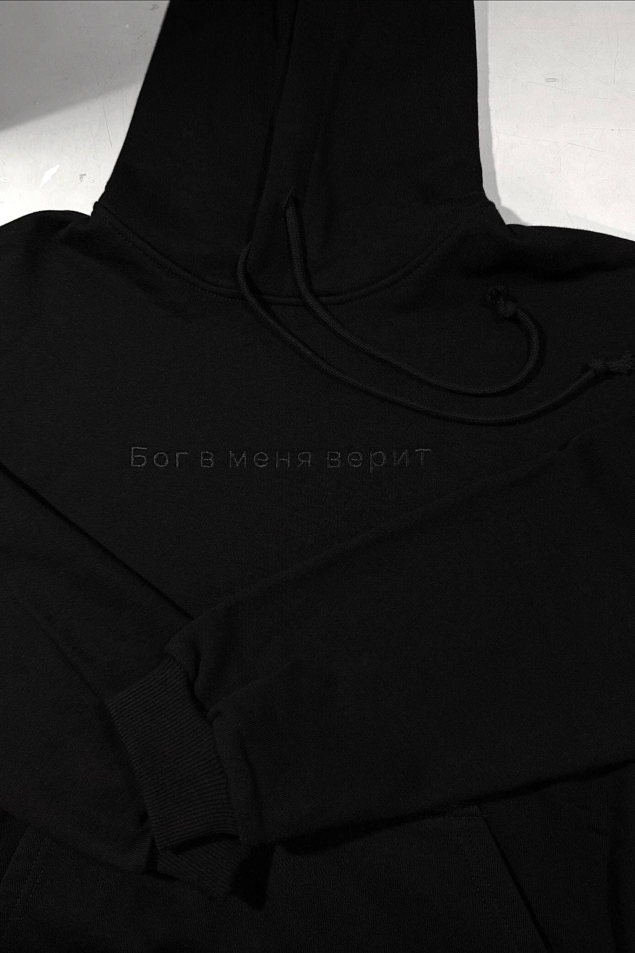Худи с вышивкой "Бог в меня верит" image 5