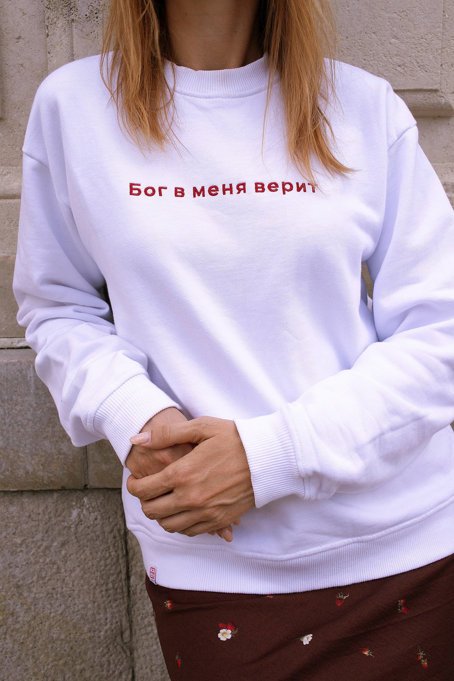 Свитшот с вышивкой "Бог в меня верит" image 19