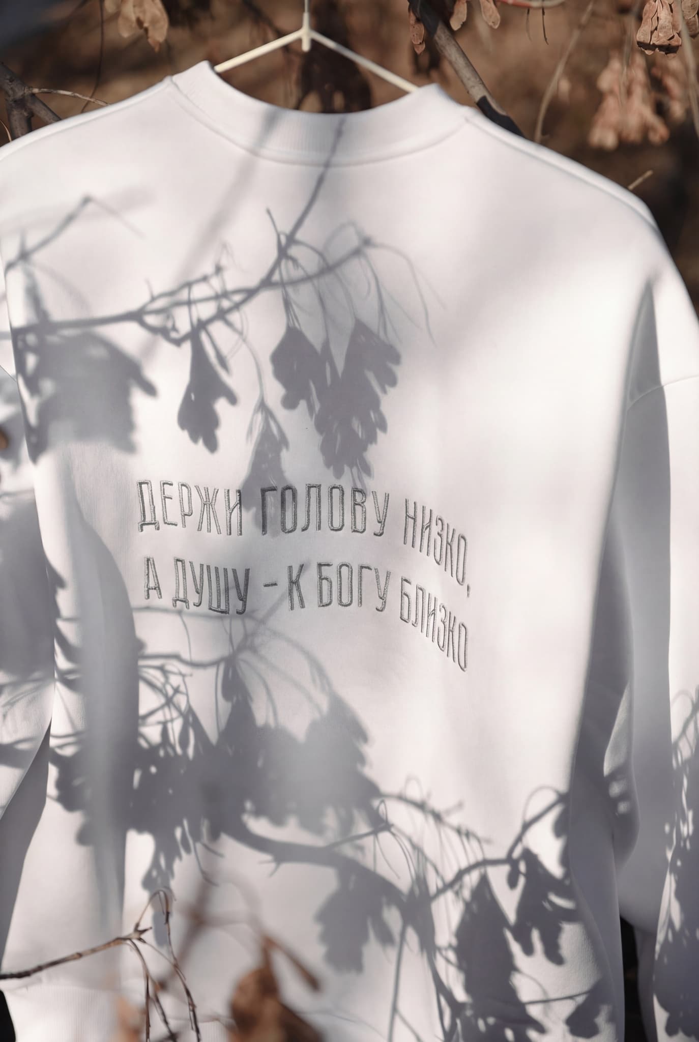 Свитшот с вышивкой "Держи голову низко" image 8