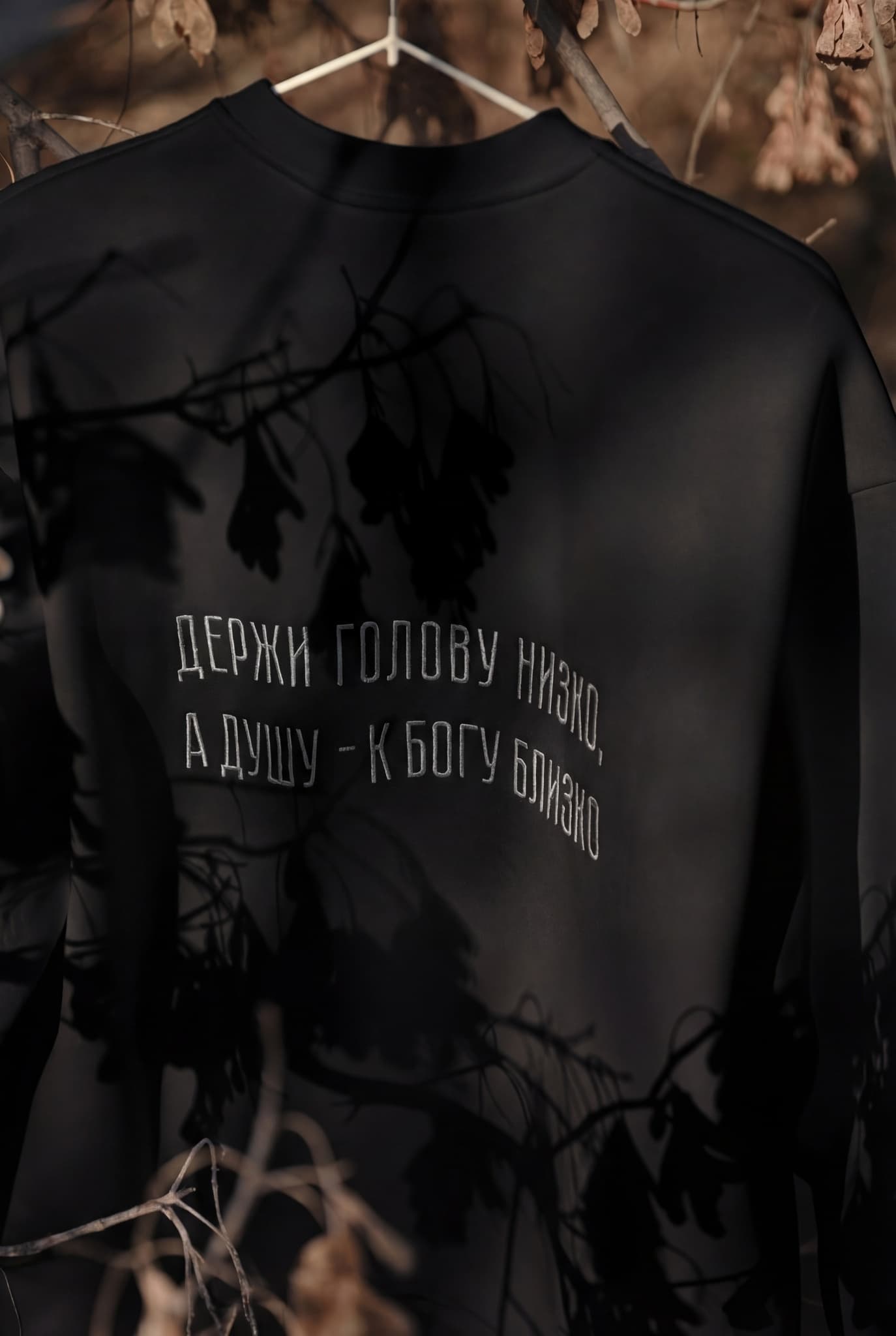 Свитшот с вышивкой "Держи голову низко" image 7