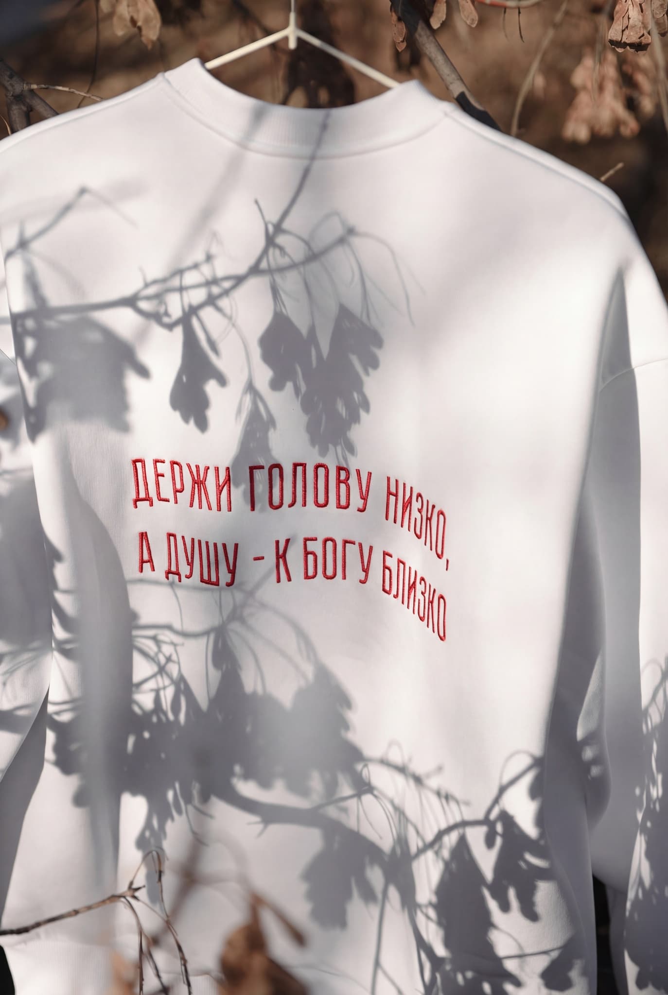 Свитшот с вышивкой "Держи голову низко" image 9