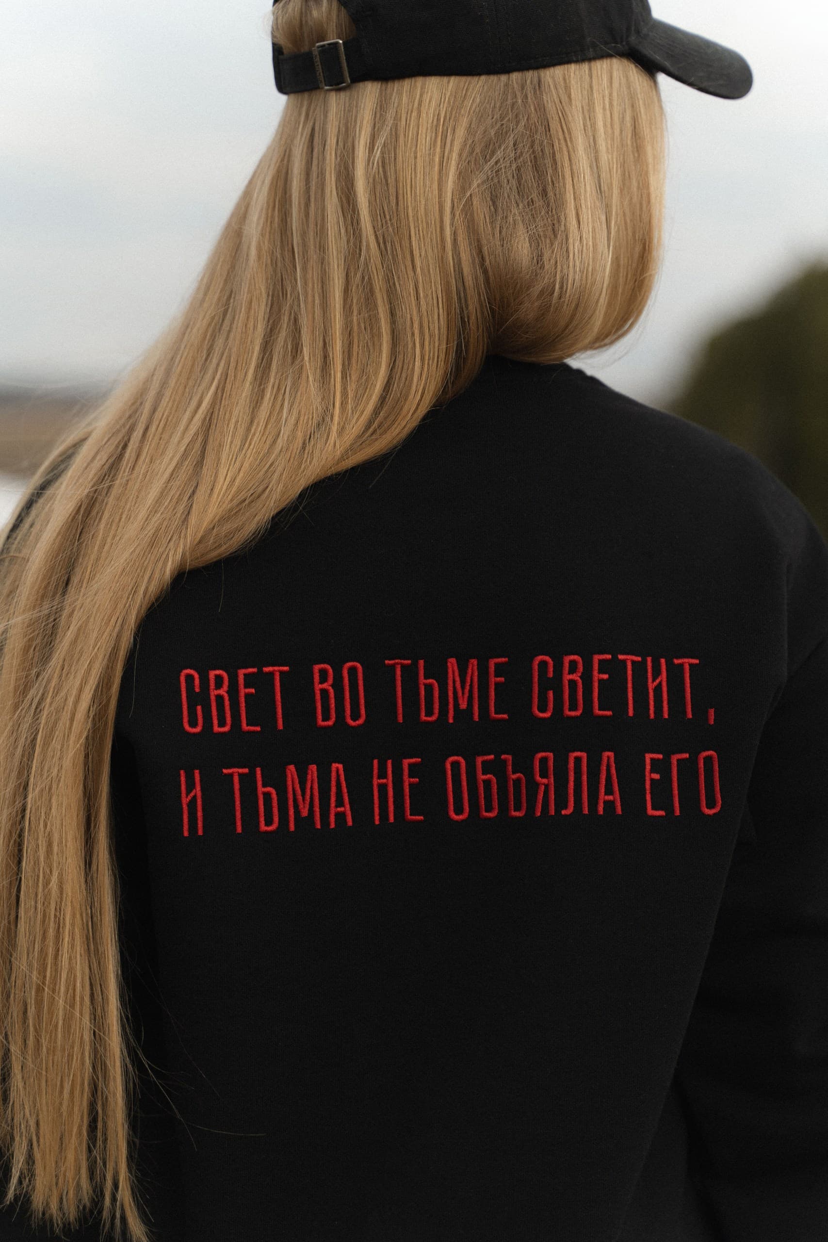 Свитшот с вышивкой "Свет во тьме светит" image 15